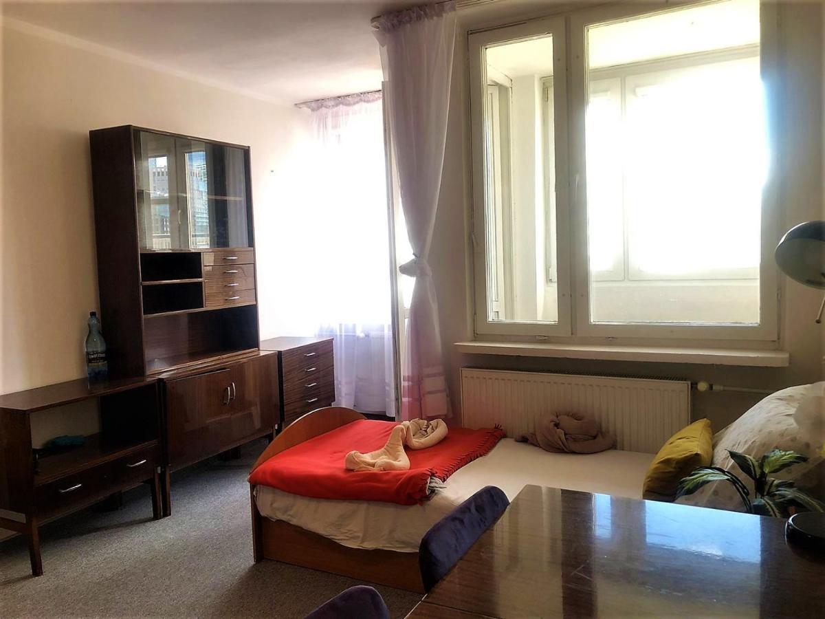 Comfortable 3 Bedroom Rental Unit With A Cozy Balcony In Center Warsaw Exterior photo